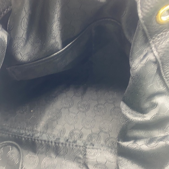 Michael Kors - Camden Black Pebbled Leather Shoulder Handbag With Snap Closure - Picture 11 of 16